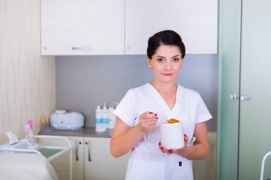 Bir spa salonda güzellik uzmanı