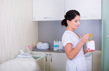 Bir spa salonda güzellik uzmanı