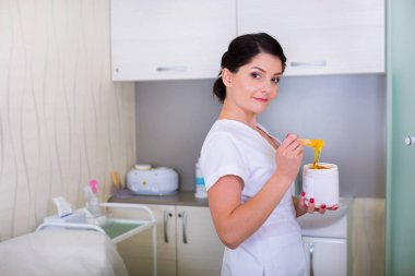 Bir spa salonda güzellik uzmanı