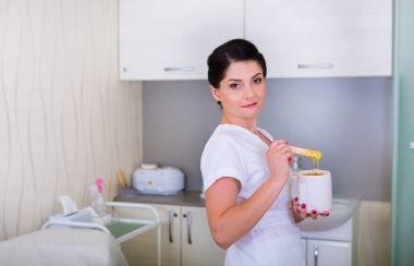 Bir spa salonda güzellik uzmanı