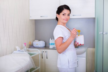 Bir spa salonda güzellik uzmanı