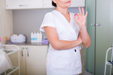 Bir spa salonda güzellik uzmanı