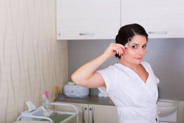 Bir spa salonda güzellik uzmanı