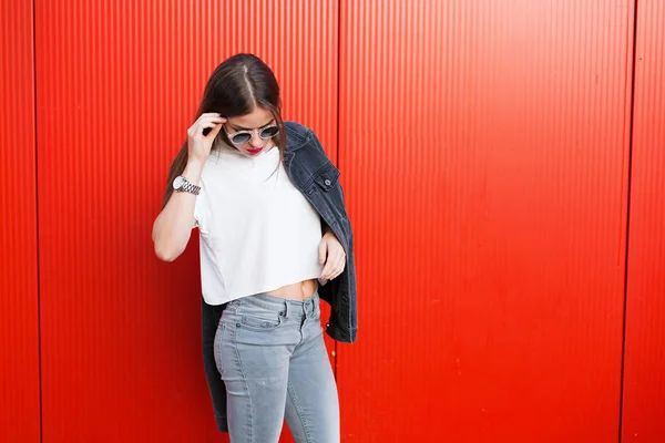 Donna con giacca in denim nero — Foto Stock