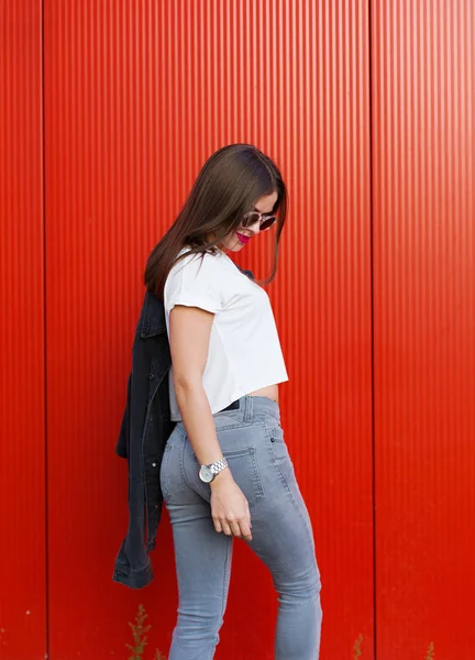 Frau mit schwarzer Jeansjacke — Stockfoto