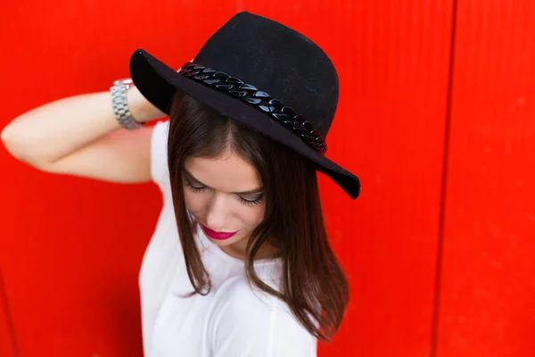 Femme avec chapeau en laine noire — Photo