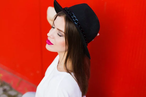 Kadın siyah yün şapka ile — Stok fotoğraf