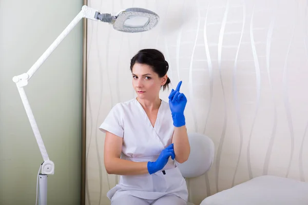 Cosmetologist in a spa salon — Stock Photo, Image