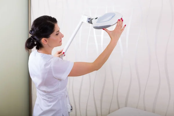 Cosmetologist in a spa salon — Stock Photo, Image