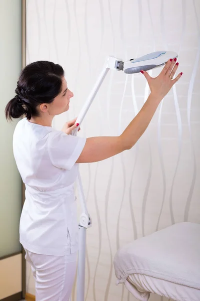 Cosmetologist in a spa salon — Stock Photo, Image