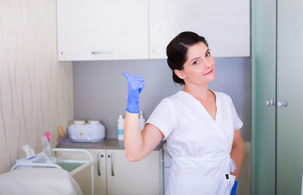 Woman beautician at the spa center — Stock Photo, Image