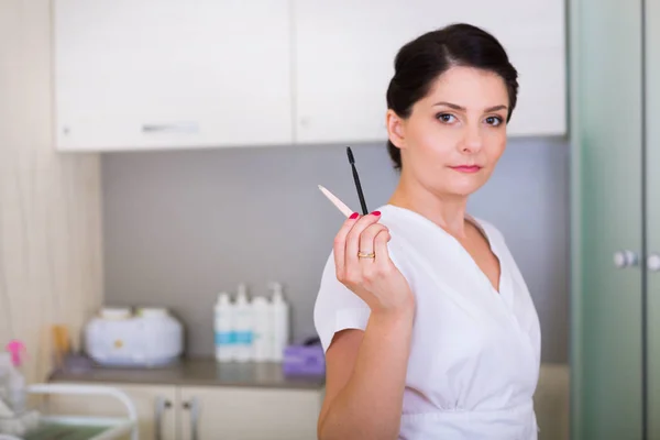 Cosmetologist em um salão de spa — Fotografia de Stock