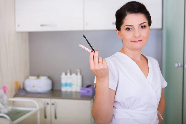 Cosmetologist in a spa salon — Stock Photo, Image