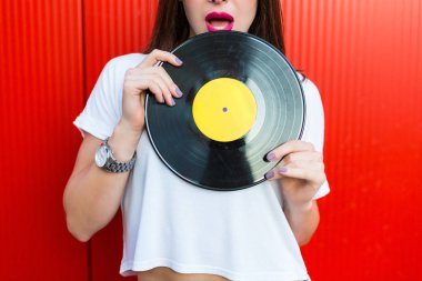 Bir vinil kaydı tutan kadın