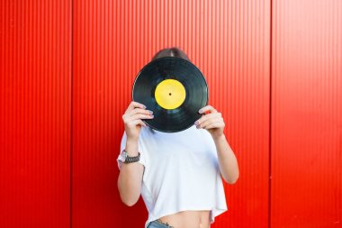 Bir vinil kaydı tutan kadın