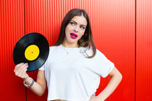 Kvinna som håller en vinylskiva — Stockfoto