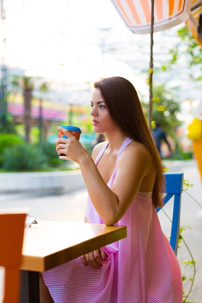 Caddedeki kafedeki kadın