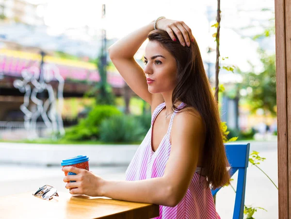 Frau im Straßencafé — Stockfoto