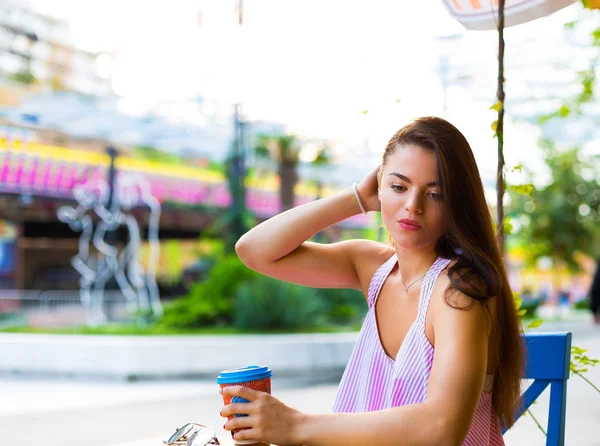 ストリートカフェの女性は — ストック写真