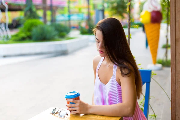Kvinna på gatan café — Stockfoto