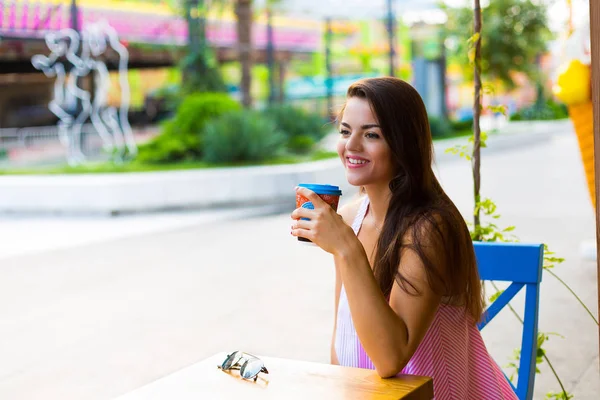 ストリートカフェの女性は — ストック写真