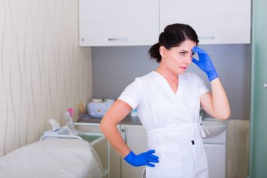 İş yerinde çok yorgun kadın