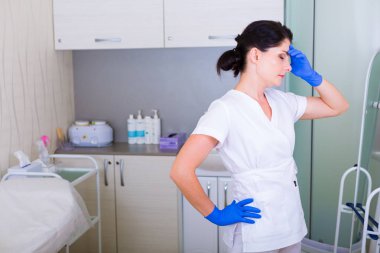 İş yerinde çok yorgun kadın