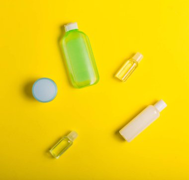 Sarı bir arka plan üzerinde kozmetik