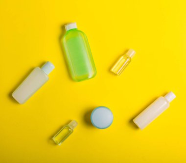 Sarı bir arka plan üzerinde kozmetik