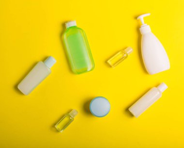 Sarı bir arka plan üzerinde kozmetik