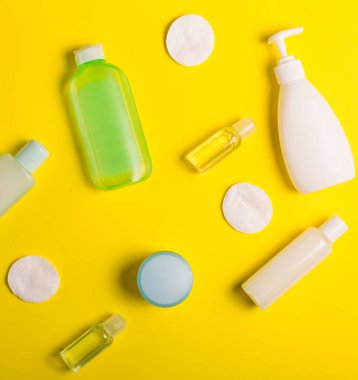 Sarı bir arka plan üzerinde kozmetik