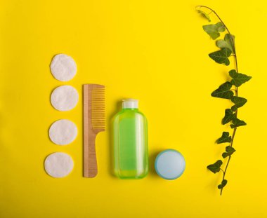 Sarı bir arka plan üzerinde kozmetik