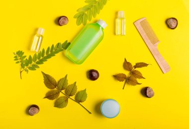 Sarı bir arka plan üzerinde kozmetik