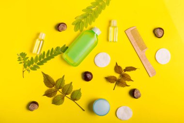 Sarı bir arka plan üzerinde kozmetik