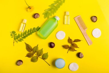 Sarı bir arka plan üzerinde kozmetik