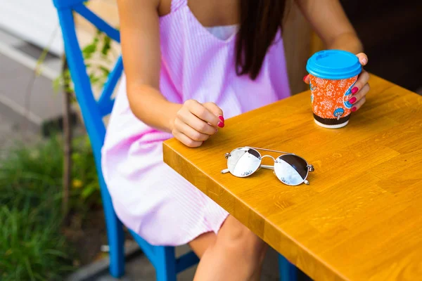 Frau im Straßencafé — Stockfoto