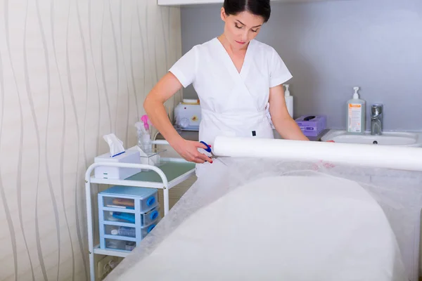 Woman preparing for work in beauty salon — Stock Photo, Image