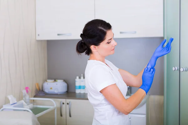 Cosmetologo che si prepara al lavoro — Foto Stock