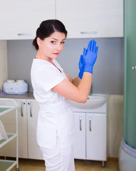 Cosmetologist que se prepara para o trabalho — Fotografia de Stock