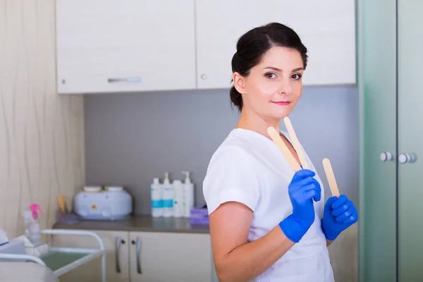 Woman cosmetologist with a cosmetic spatula — Stock Photo, Image