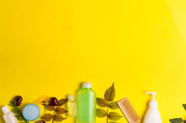 Sarı bir arka plan üzerinde kozmetik