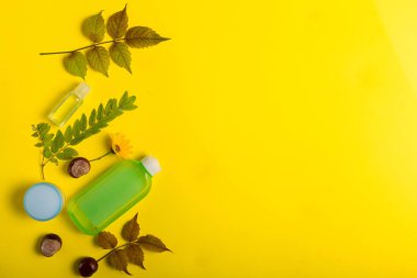 Sarı bir arka plan üzerinde kozmetik