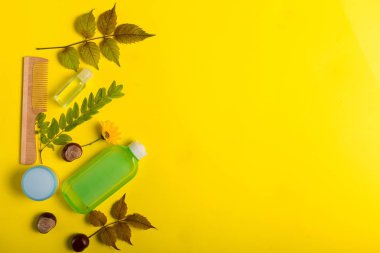 Sarı bir arka plan üzerinde kozmetik