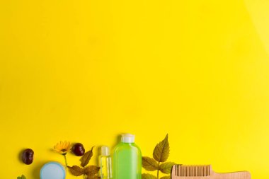 Sarı bir arka plan üzerinde kozmetik