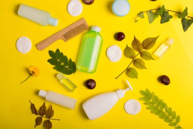 Sarı bir arka plan üzerinde kozmetik