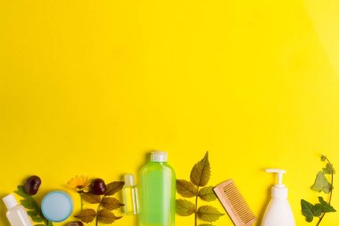 Sarı bir arka plan üzerinde kozmetik