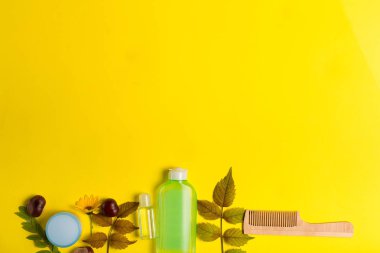 Sarı bir arka plan üzerinde kozmetik