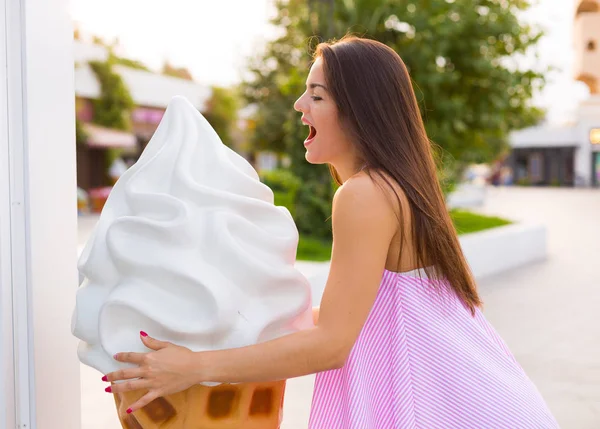 Young woman in the summer city — Stock Photo, Image