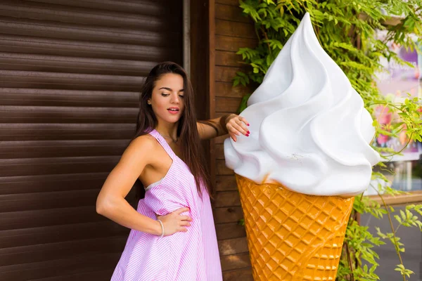 Yaz şehirde genç kadın