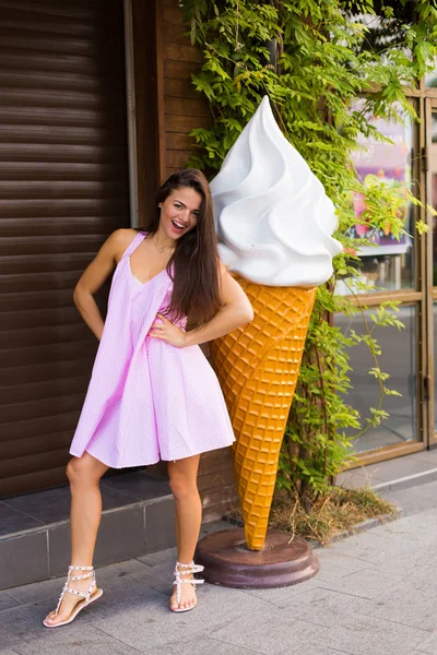 Yaz şehirde genç kadın